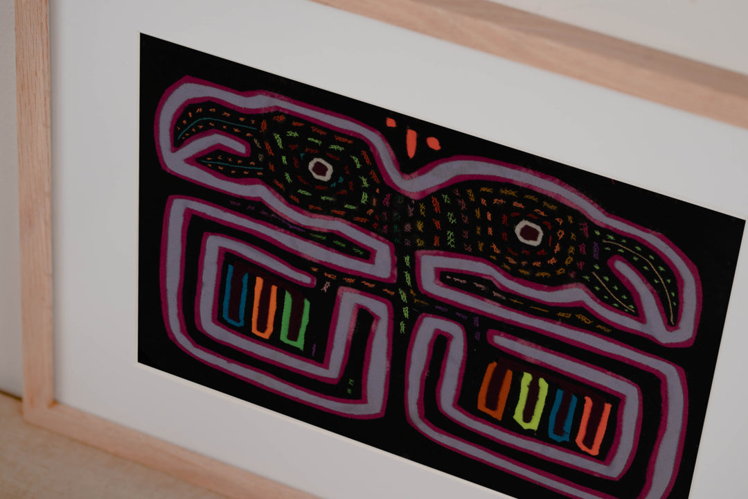 Black Red And Blue Optical Illusion Bird Mola