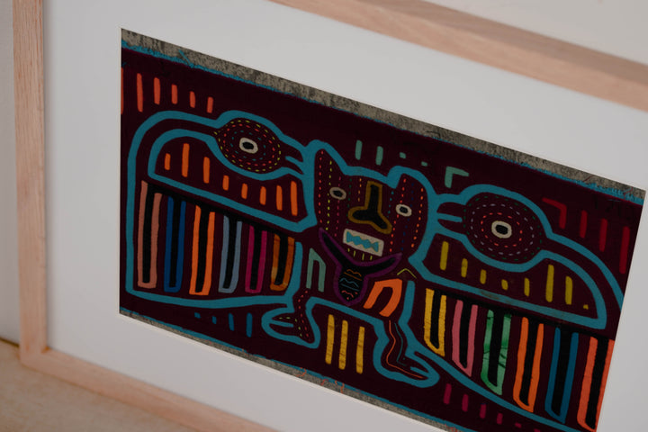 Colorful King Of The Jungle With Advisors Mola