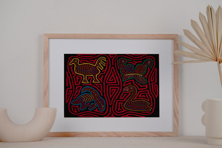 Black and Red Swan Lake Family Affair Mola