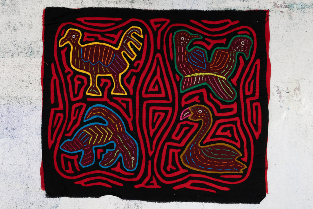 Black and Red Swan Lake Family Affair Mola
