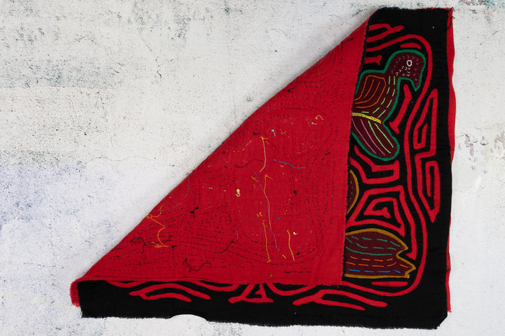 Black and Red Swan Lake Family Affair Mola