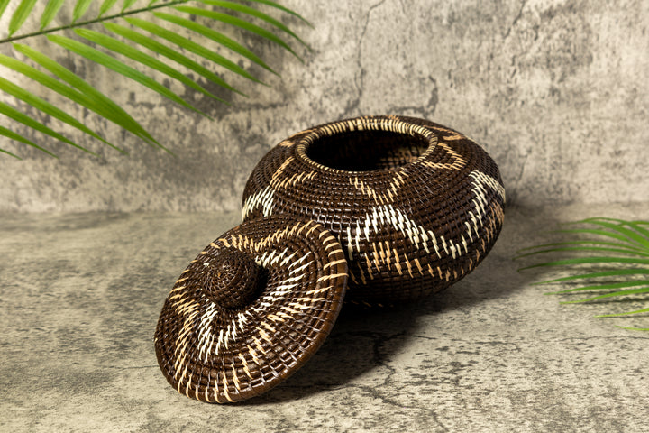 Brown Forest Dazzle Waves Woven Basket With Top
