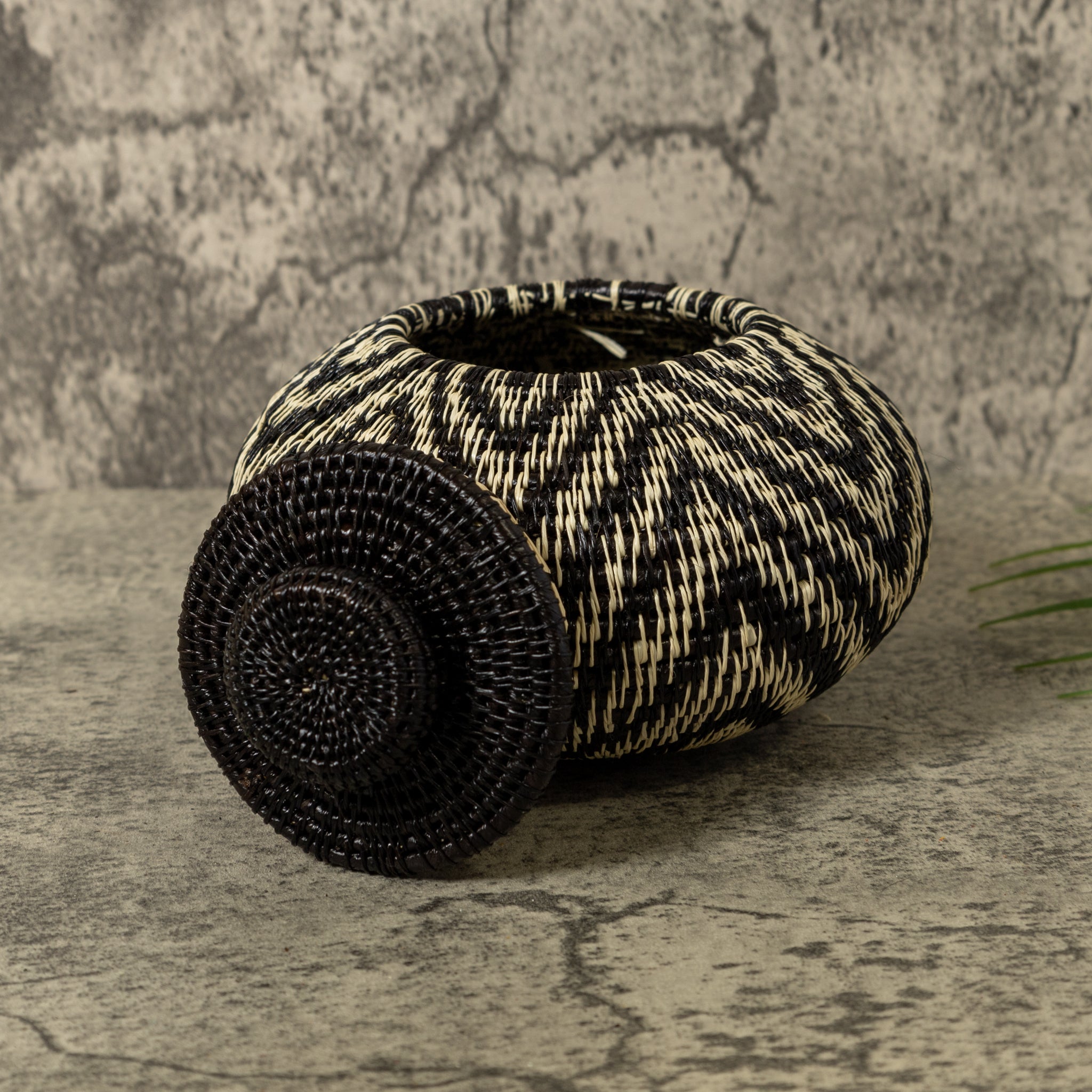 Black And White Flower Ripples Rainforest Basket With Top