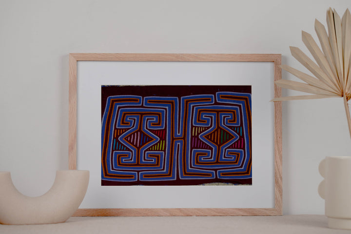 Maroon And Blue Funny Face Opitical Illusion Mola