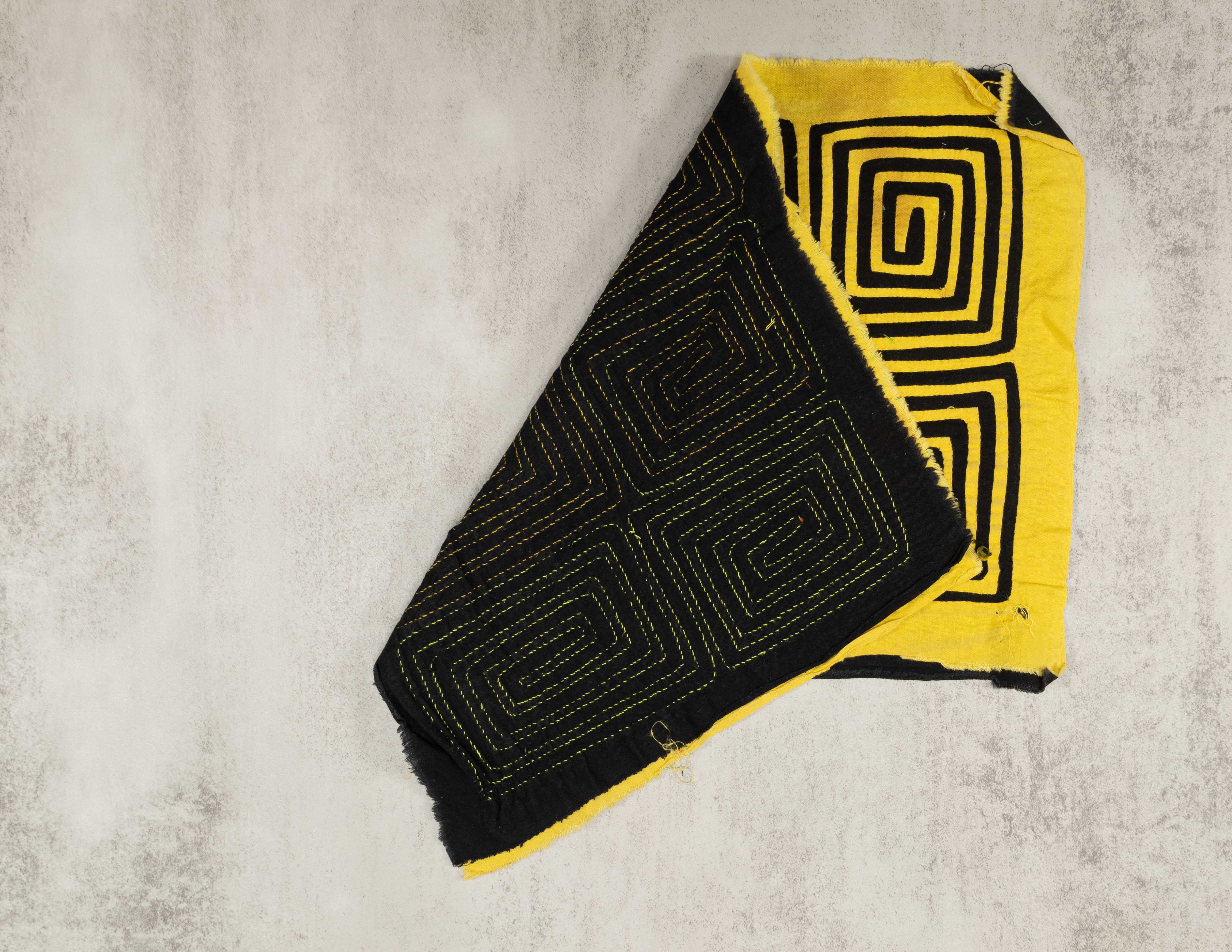 Vintage Yellow And Black Classic Design Mola