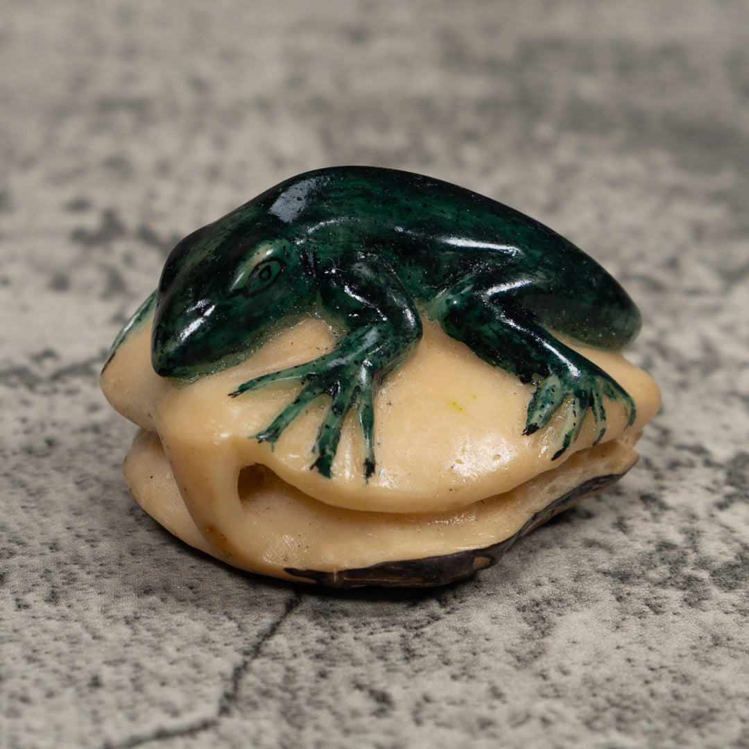 Vintage Gecko Lizard Reptile Tagua Carving