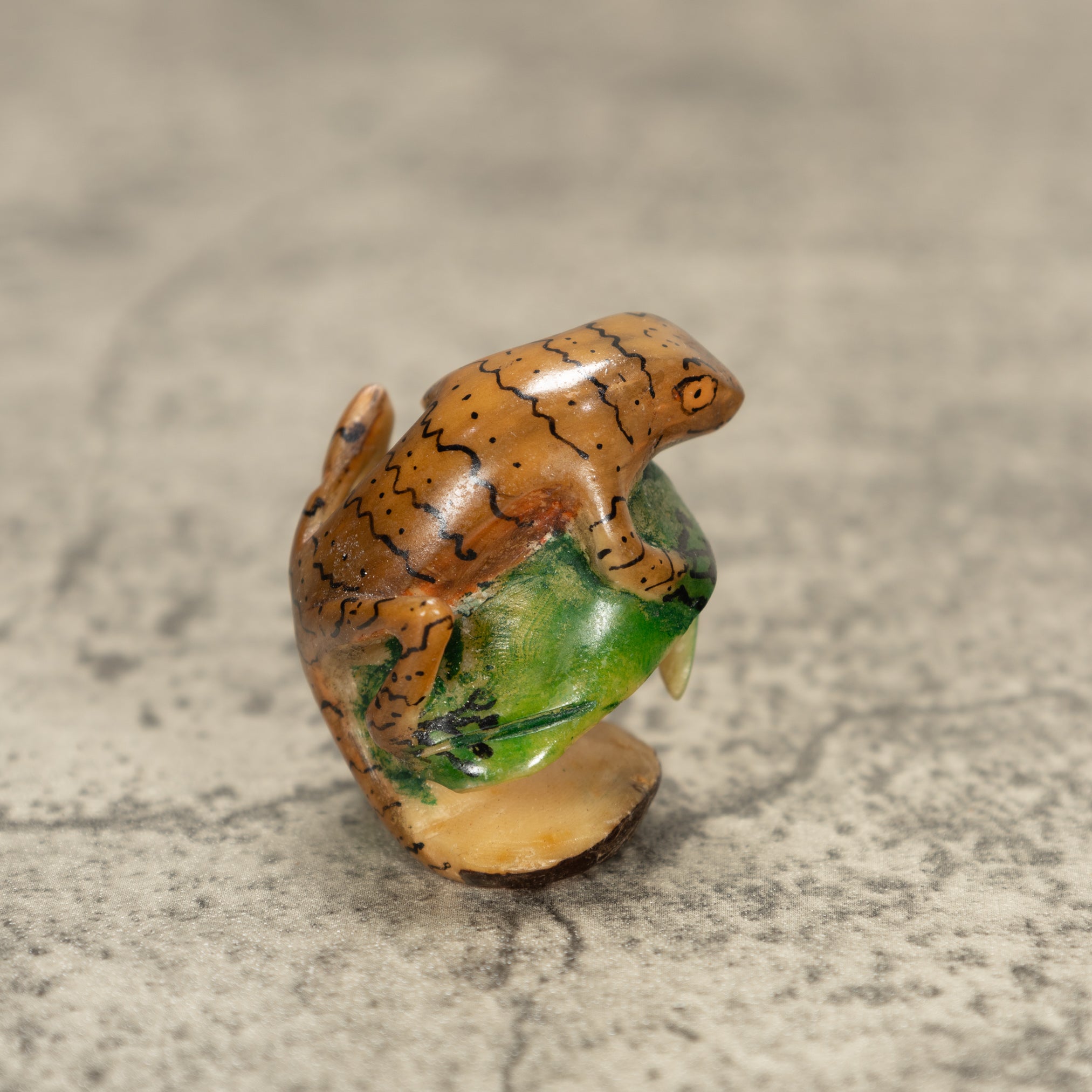 Gecko Lizard On Leaf Tagua Nut Carving