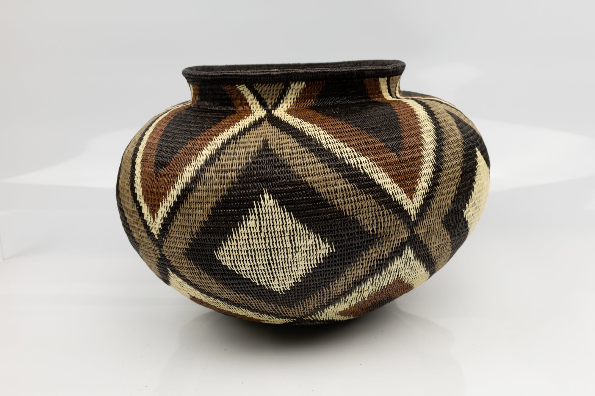 Wounaan Indian woven black and tan Diamond design large basket Panama art