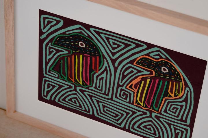 Turquoise Penquin Maron Backgroud Mola