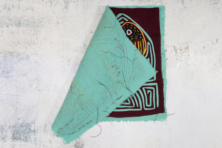 Turquoise Penquin Maron Backgroud Mola