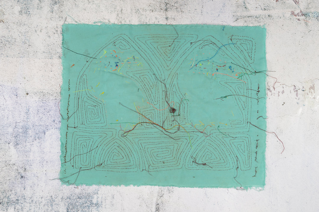 Turquoise Penquin Maron Backgroud Mola