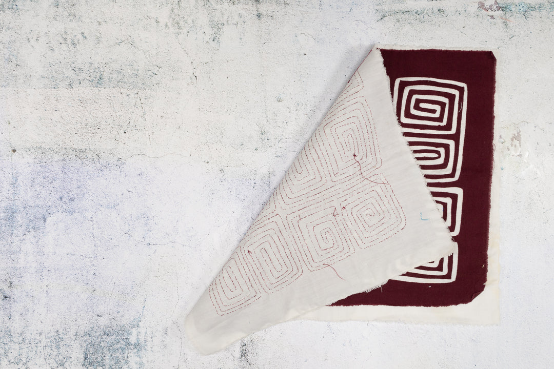 Burgundy and White Hollywood Squares Mola