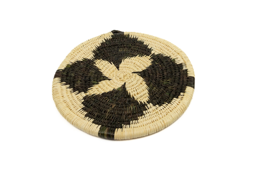 Hand woven plate basket from Panama. black colors. Wall decoration. Indigenous artists Panama.