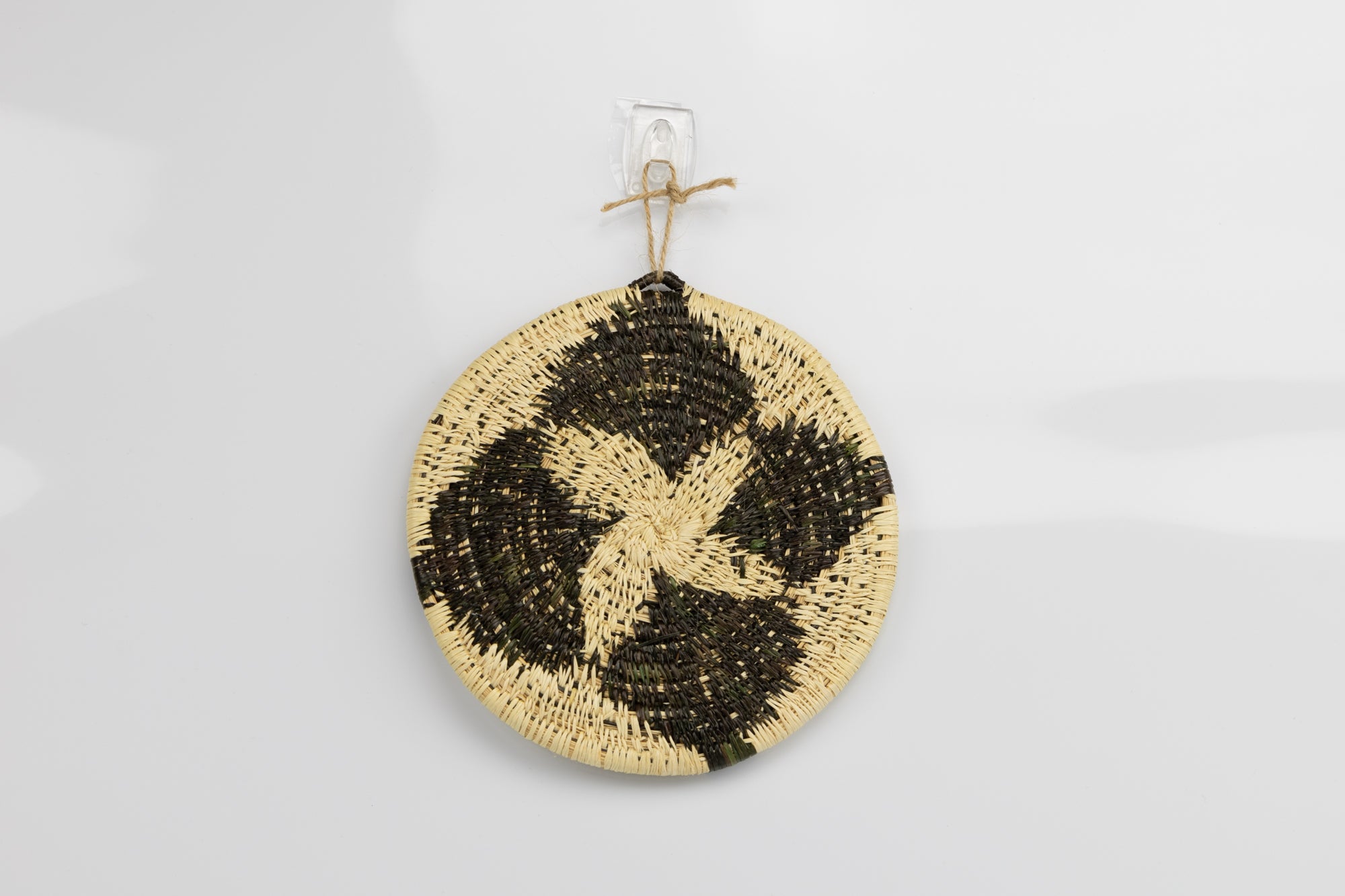 Hand woven plate basket from Panama. black colors. Wall decoration. Indigenous artists Panama.