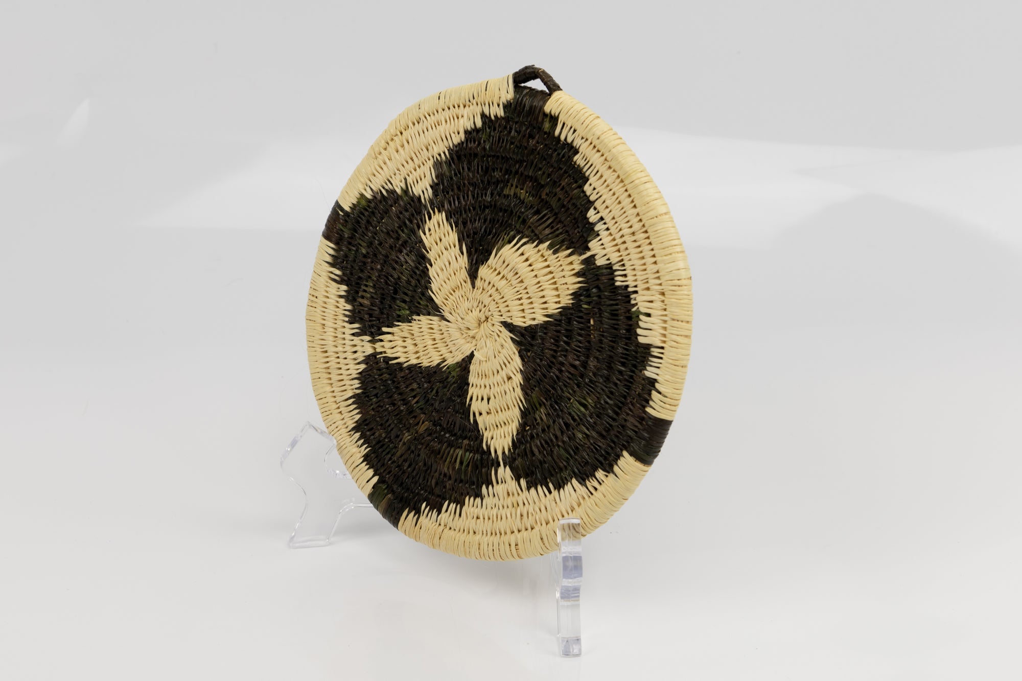 Hand woven plate basket from Panama. black colors. Wall decoration. Indigenous artists Panama.
