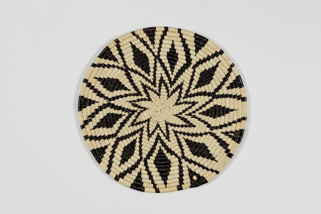 Black and White Diamond Array Basket Plate
