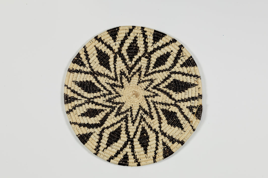 Black and White Diamond Array Basket Plate