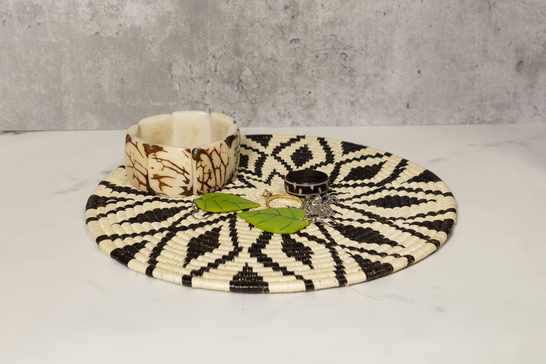Black and White Diamond Array Basket Plate