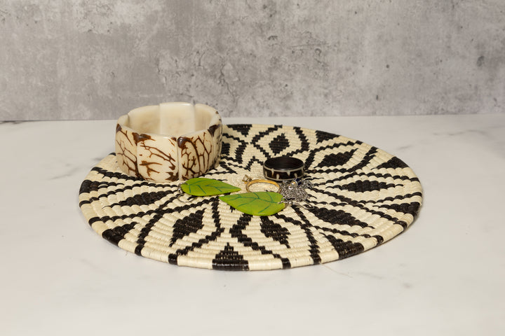 Black and White Diamond Array Basket Plate