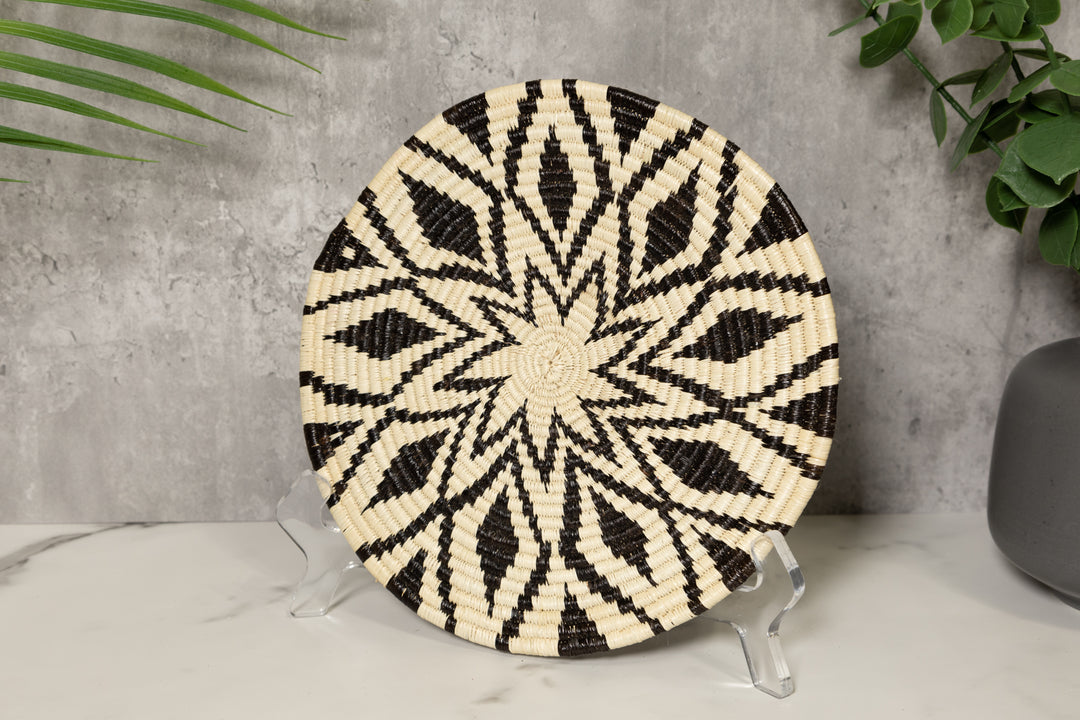Black and White Diamond Array Basket Plate