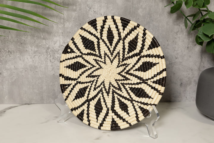 Black and White Diamond Array Basket Plate