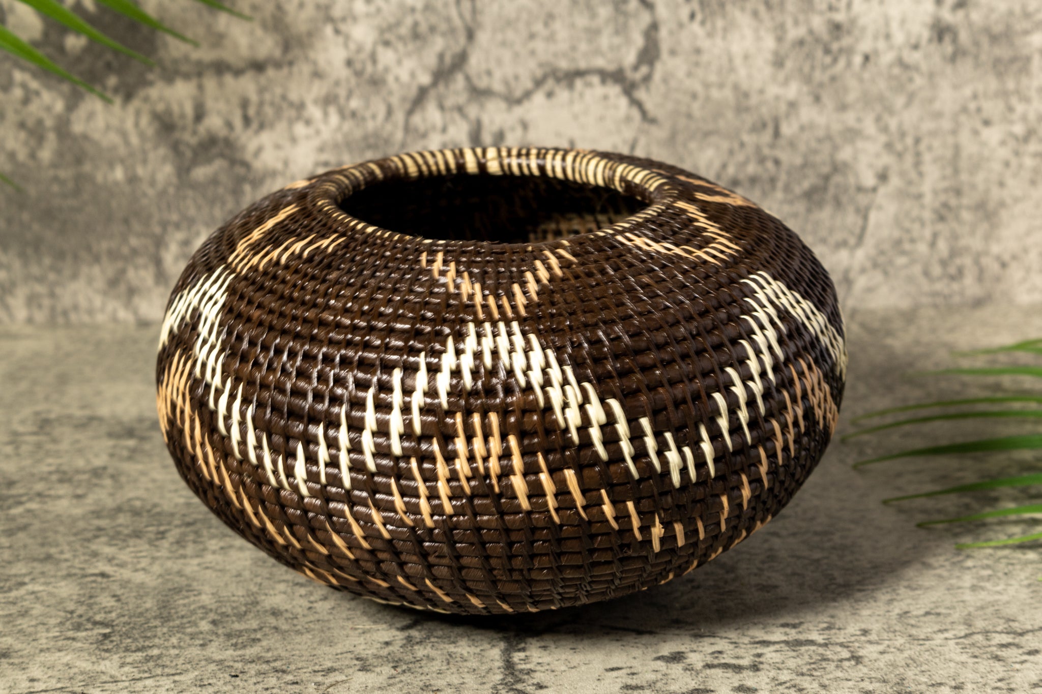 Brown Forest Dazzle Waves Woven Basket With Top
