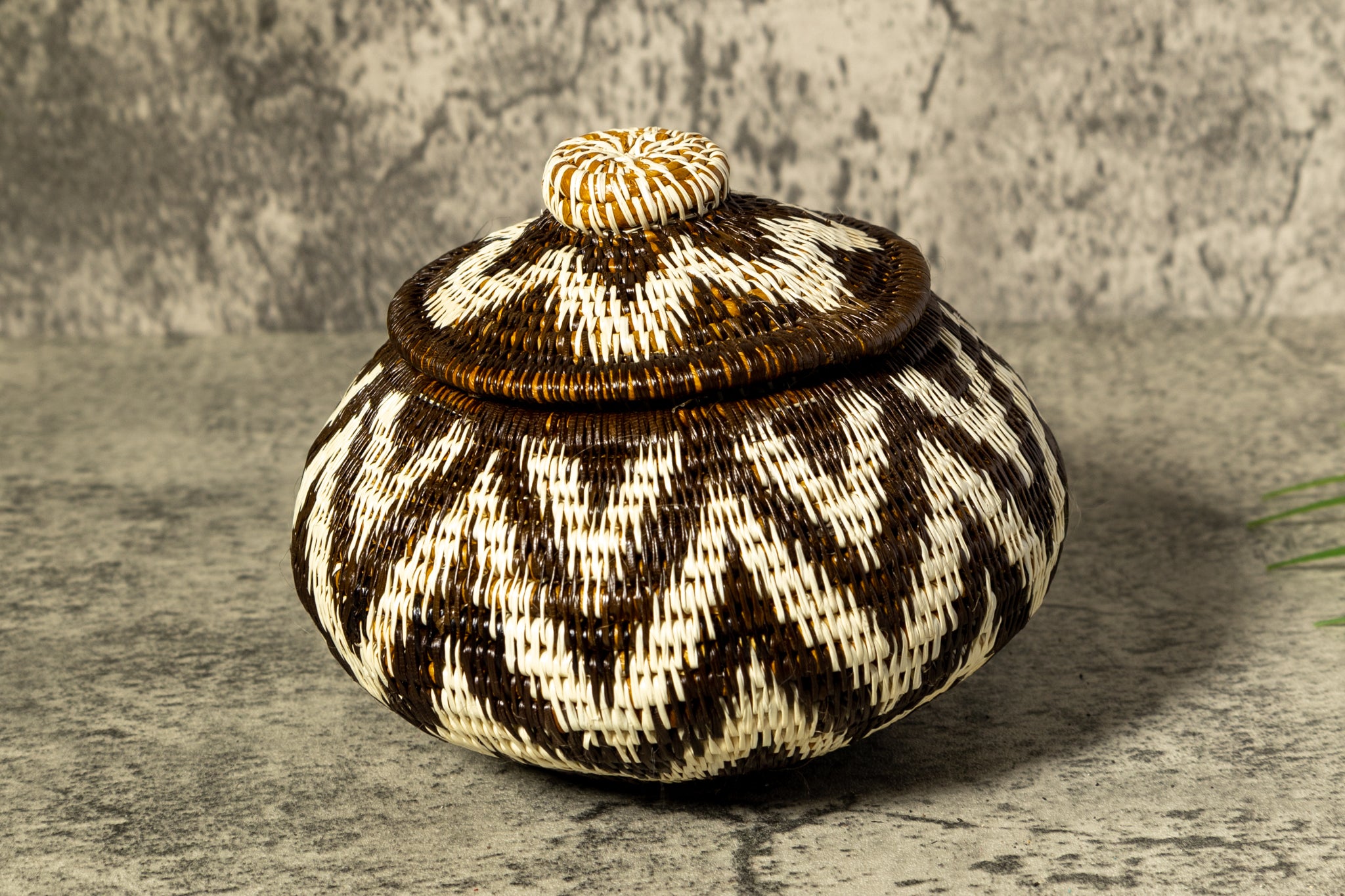ZigZag Tropical Knot Basket With Top