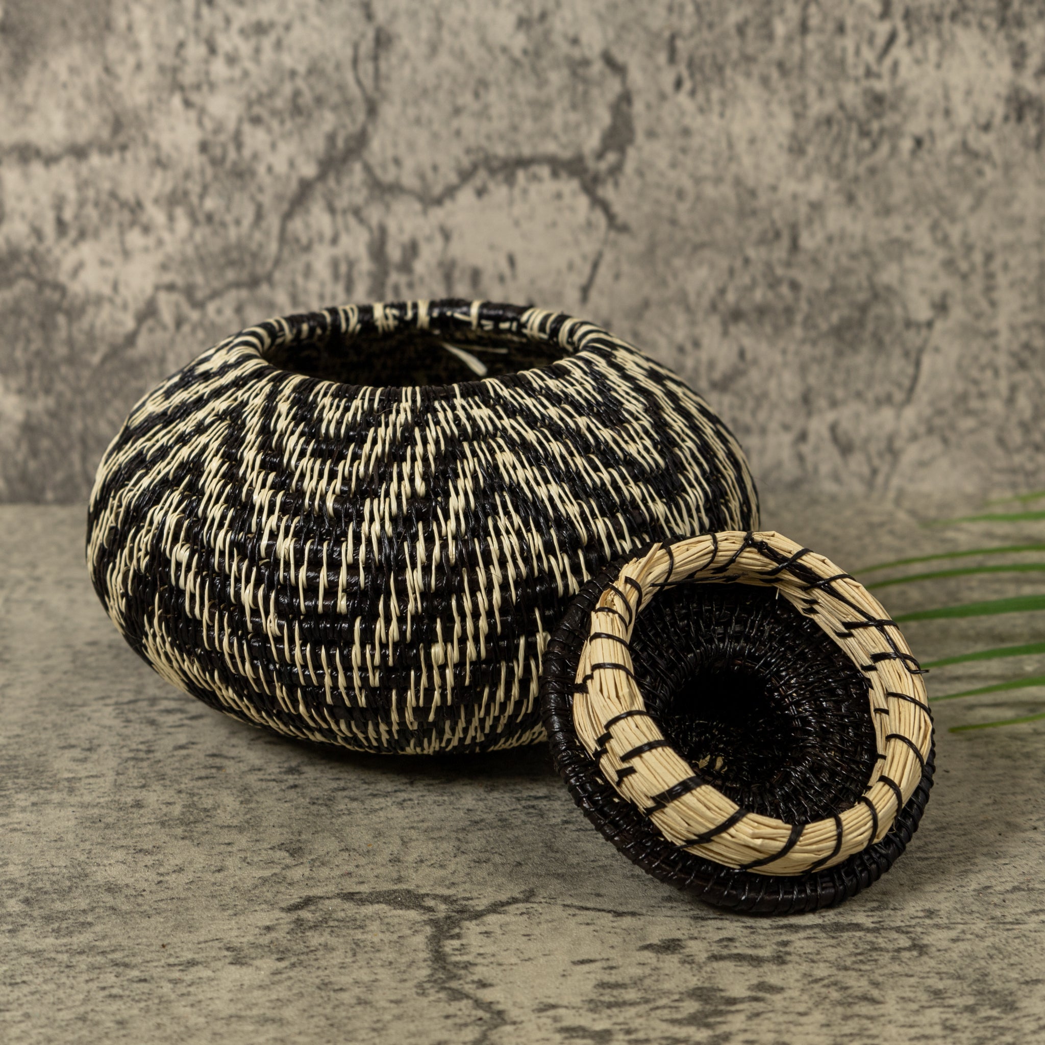 Black And White Flower Ripples Rainforest Basket With Top