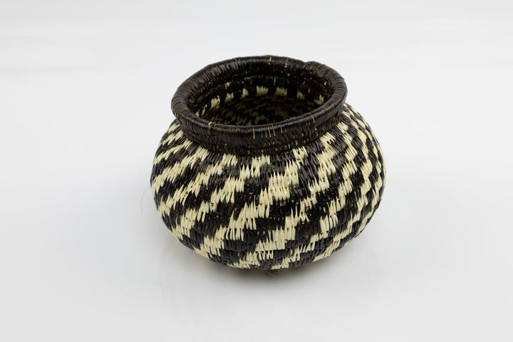 Hand Woven Black and White Basket Made By Wounaan And Emberá Panama Indians. Bowl Basket, Woven Basket, Basket Decor, Woven Storage