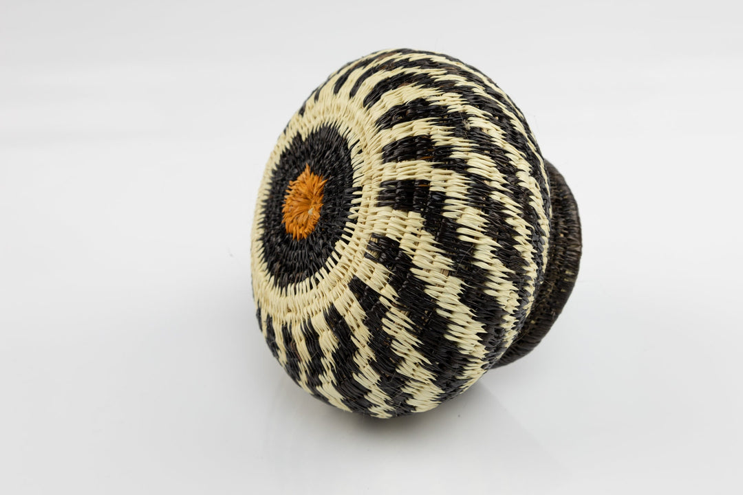 Hand Woven Black and White Basket Made By Wounaan And Emberá Panama Indians. Bowl Basket, Woven Basket, Basket Decor, Woven Storage