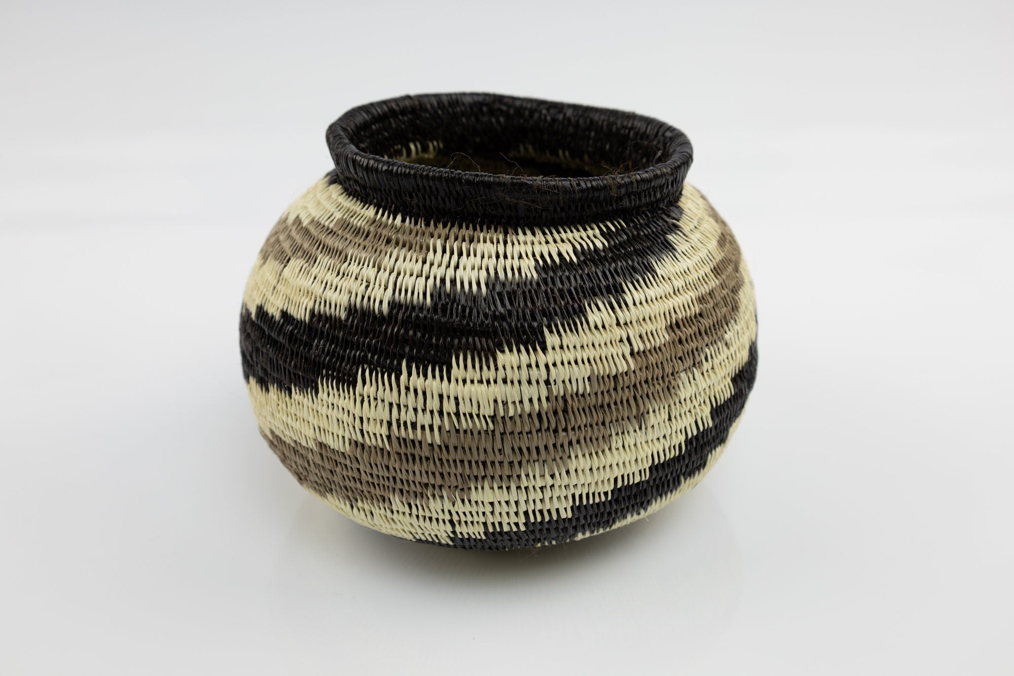 Hand Woven Swirl Design Basket Made By Wounaan And Emberá Panama Indians. Bowl Basket, Woven Basket, Basket Decor, Woven Storage