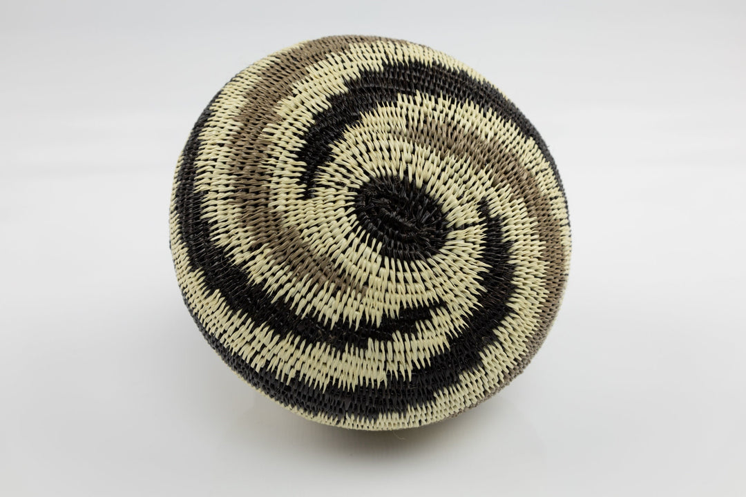 Hand Woven Swirl Design Basket Made By Wounaan And Emberá Panama Indians. Bowl Basket, Woven Basket, Basket Decor, Woven Storage