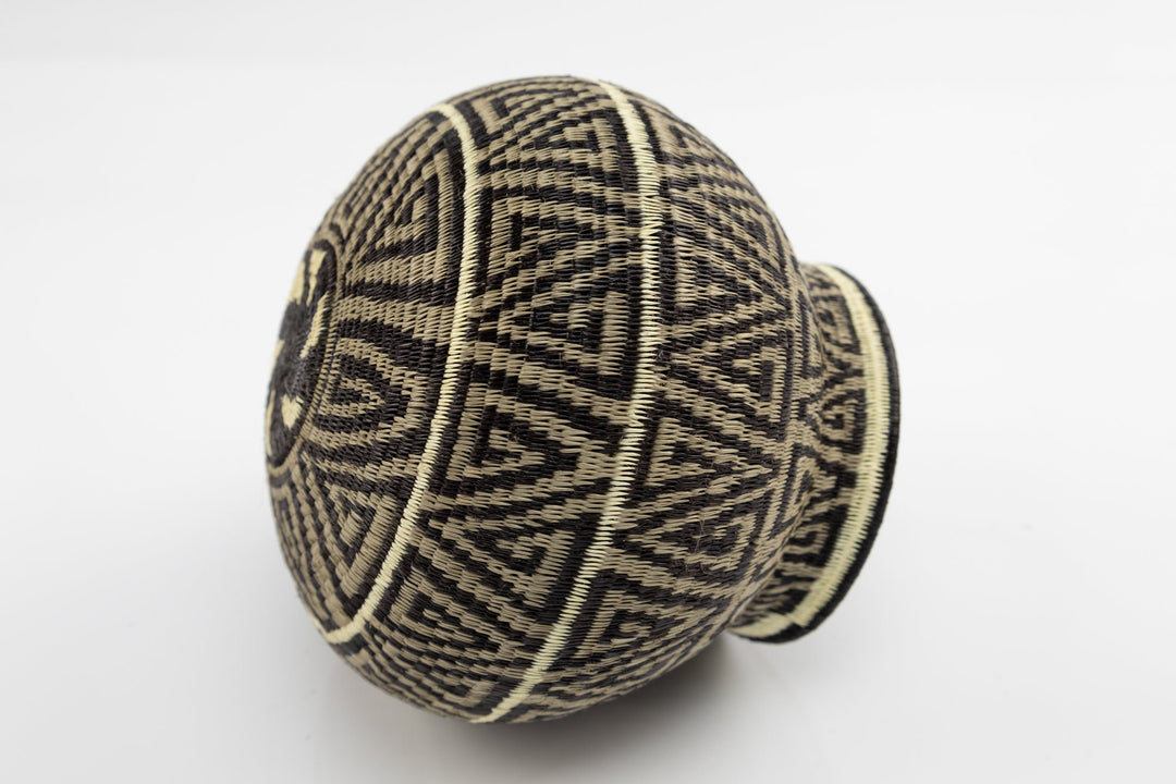 Hand Woven Black and Gray Basket Made By Wounaan And Emberá Panama Indians. Bowl Basket, Woven Basket, Basket Decor, Woven Storage