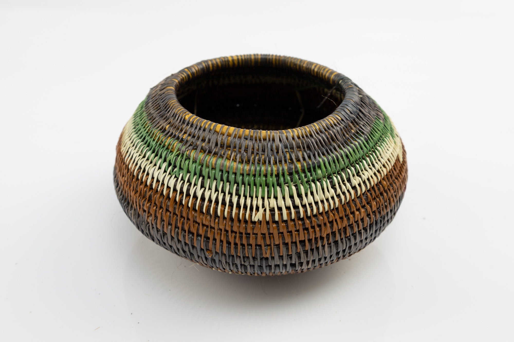 Hand Woven Basket with Top Made By Wounaan And Emberá Panama Indians. Bowl Basket, Woven Basket, Basket Decor, Woven Storage