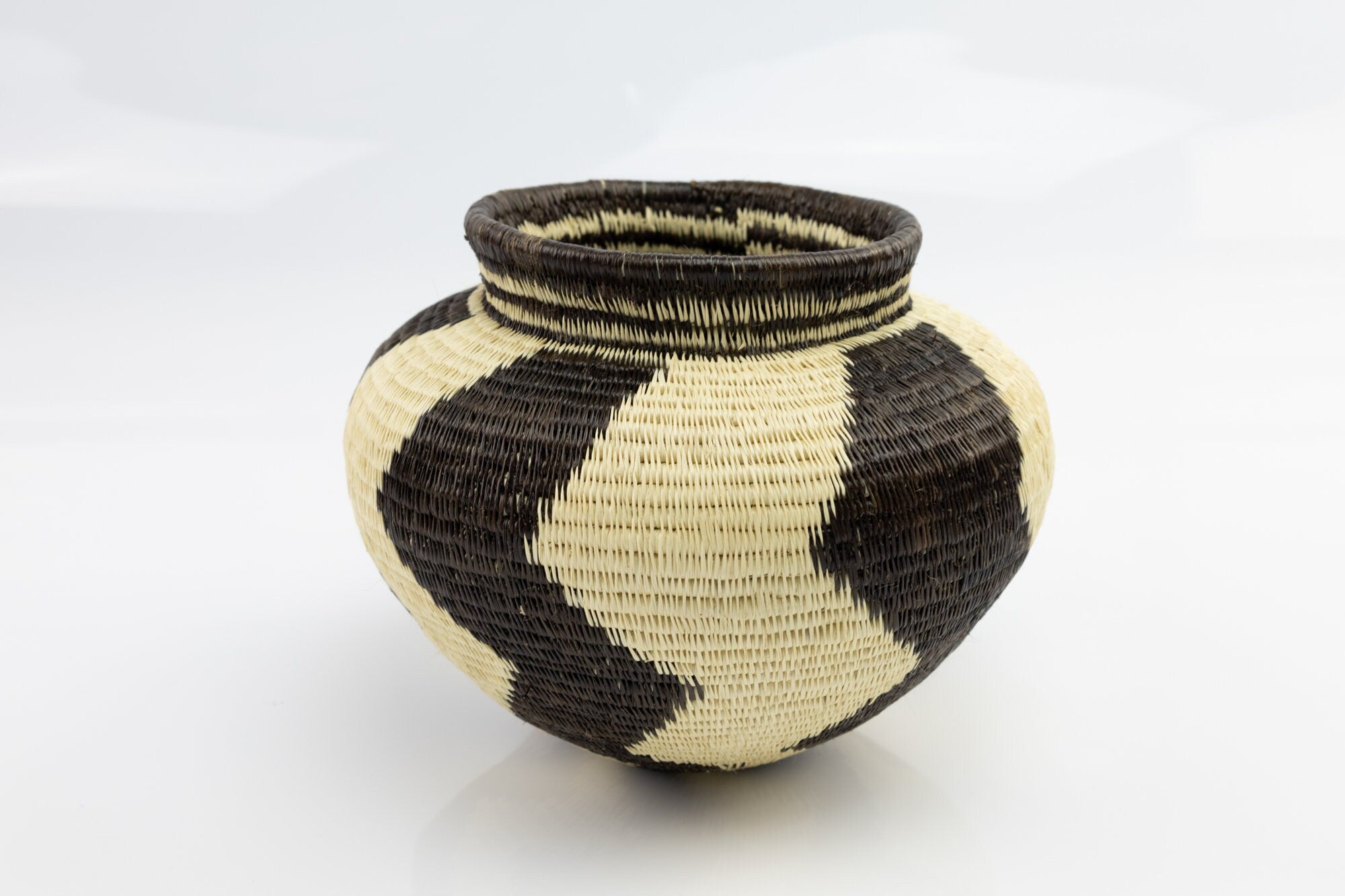 Hand Woven Black and White Basket Made By Wounaan And Emberá Panama Indians. Bowl Basket, Woven Basket, Basket Decor, Woven Storage
