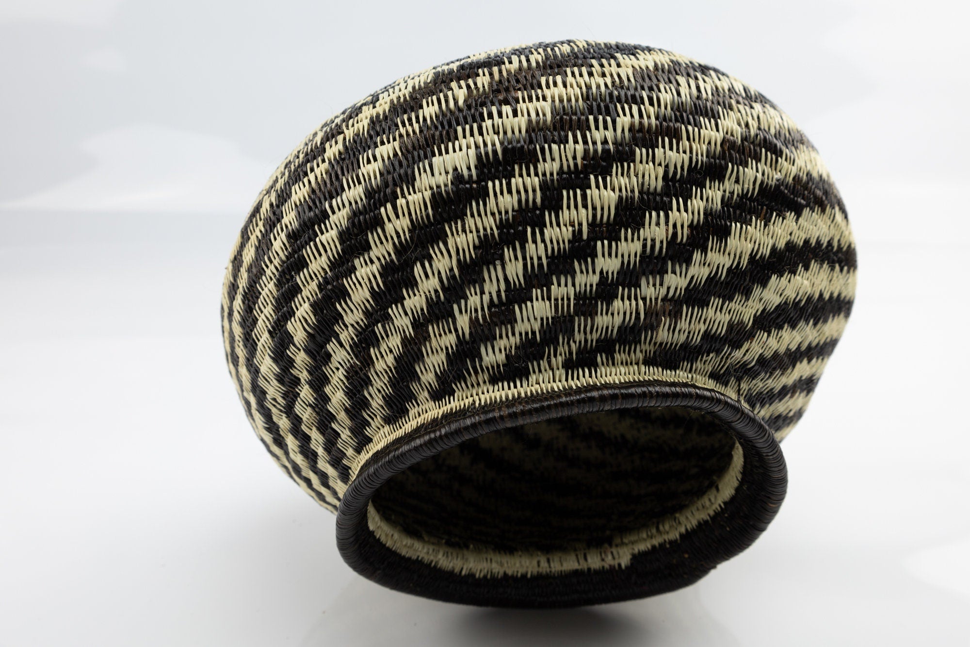 Hand Woven Large Basket Made By Wounaan And Emberá Panama Indians. Bowl Basket, Woven Basket, Basket Decor, Woven Storage