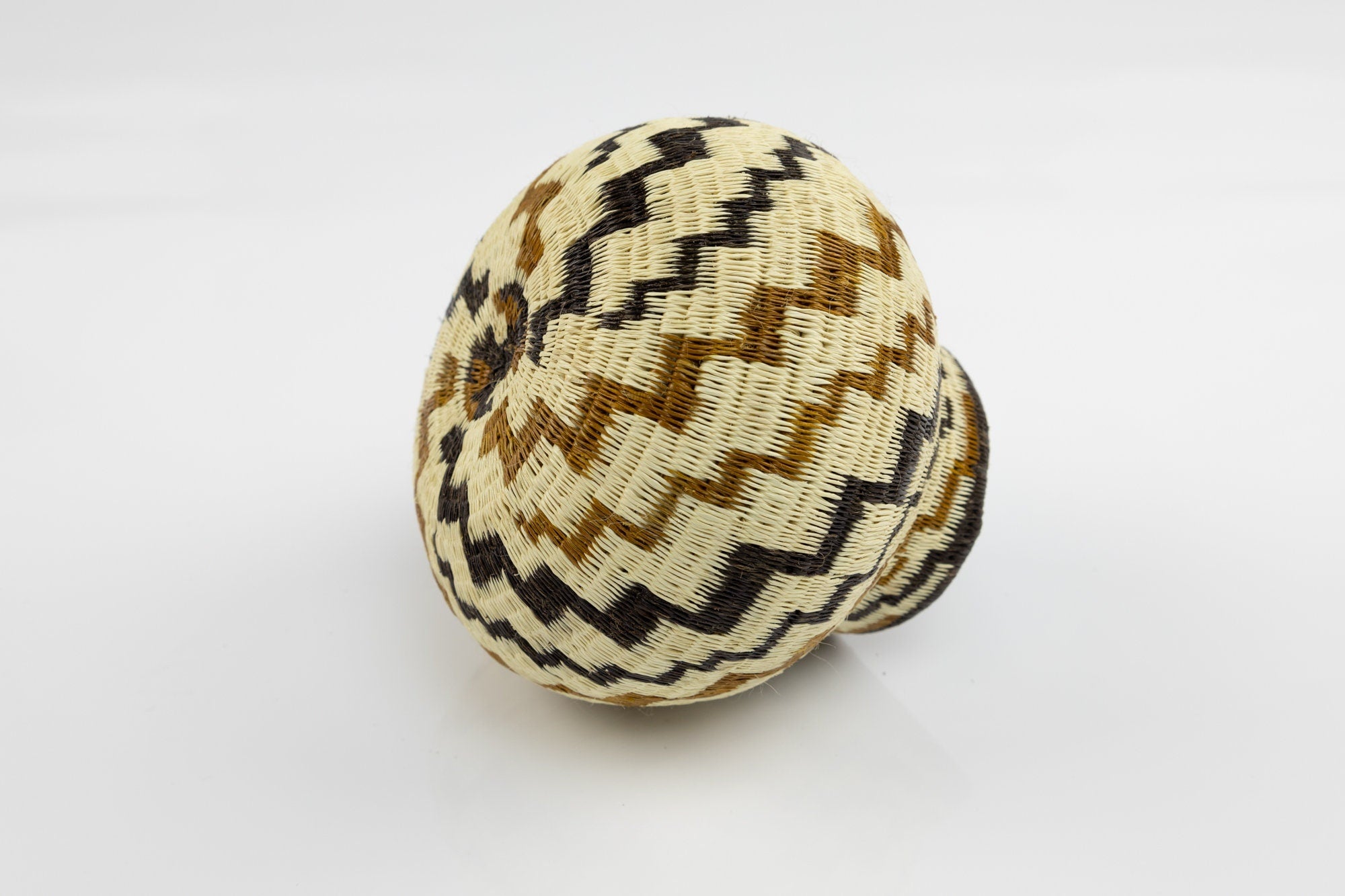 Hand Woven Natural Fiber Basket Gold and Black Made By Wounaan And Emberá Panama Indians. Bowl Basket, Woven Basket, Basket Decor