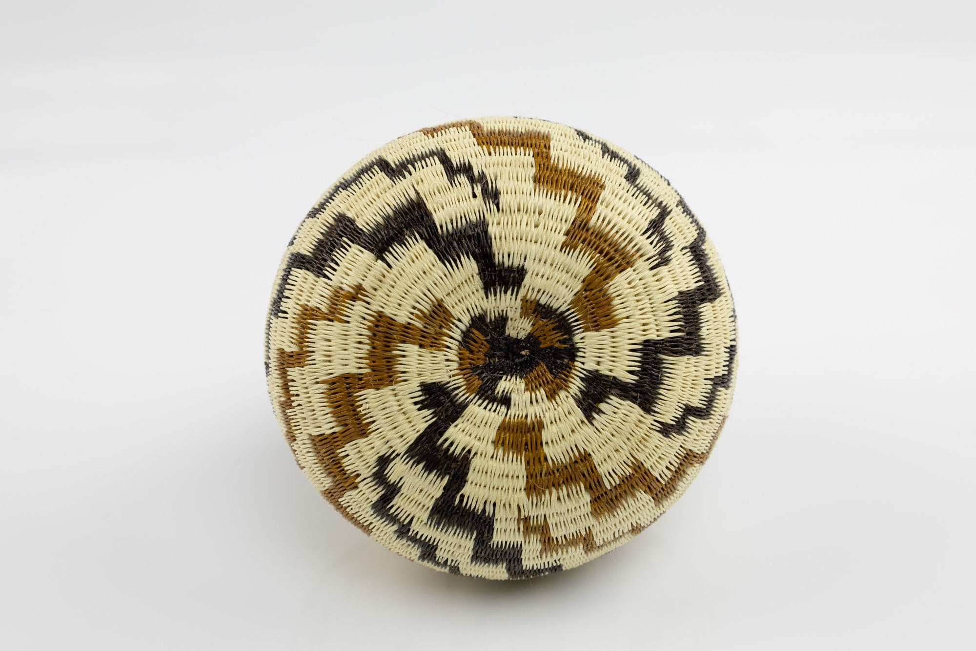 Hand Woven Natural Fiber Basket Gold and Black Made By Wounaan And Emberá Panama Indians. Bowl Basket, Woven Basket, Basket Decor