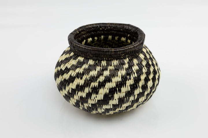 Hand Woven Black and White Basket Made By Wounaan And Emberá Panama Indians. Bowl Basket, Woven Basket, Basket Decor, Woven Storage