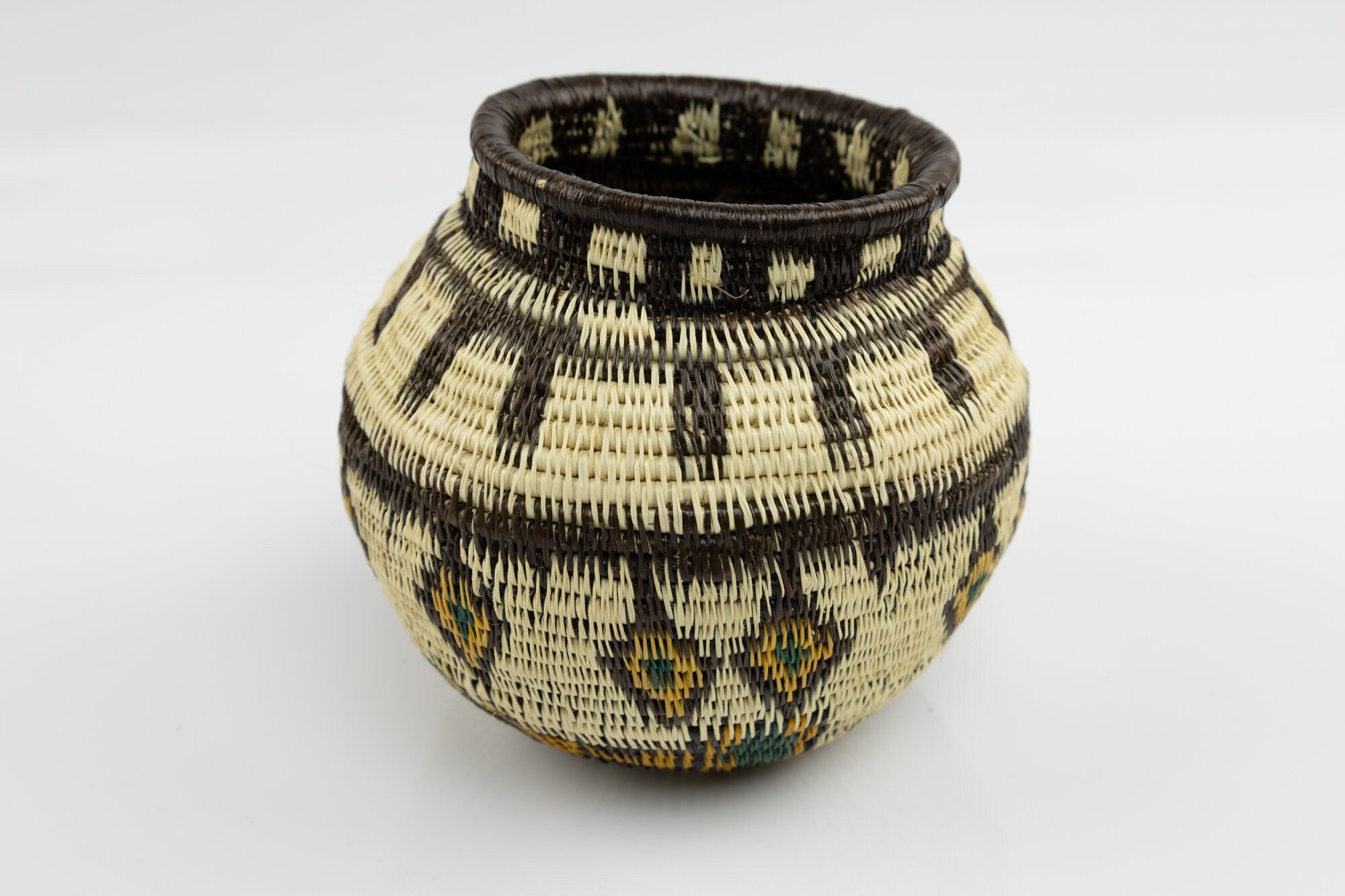 Hand Woven Traditional Basket Made By Wounaan And Emberá Panama Indians. Bowl Basket, Woven Basket, Basket Decor, Woven Storage