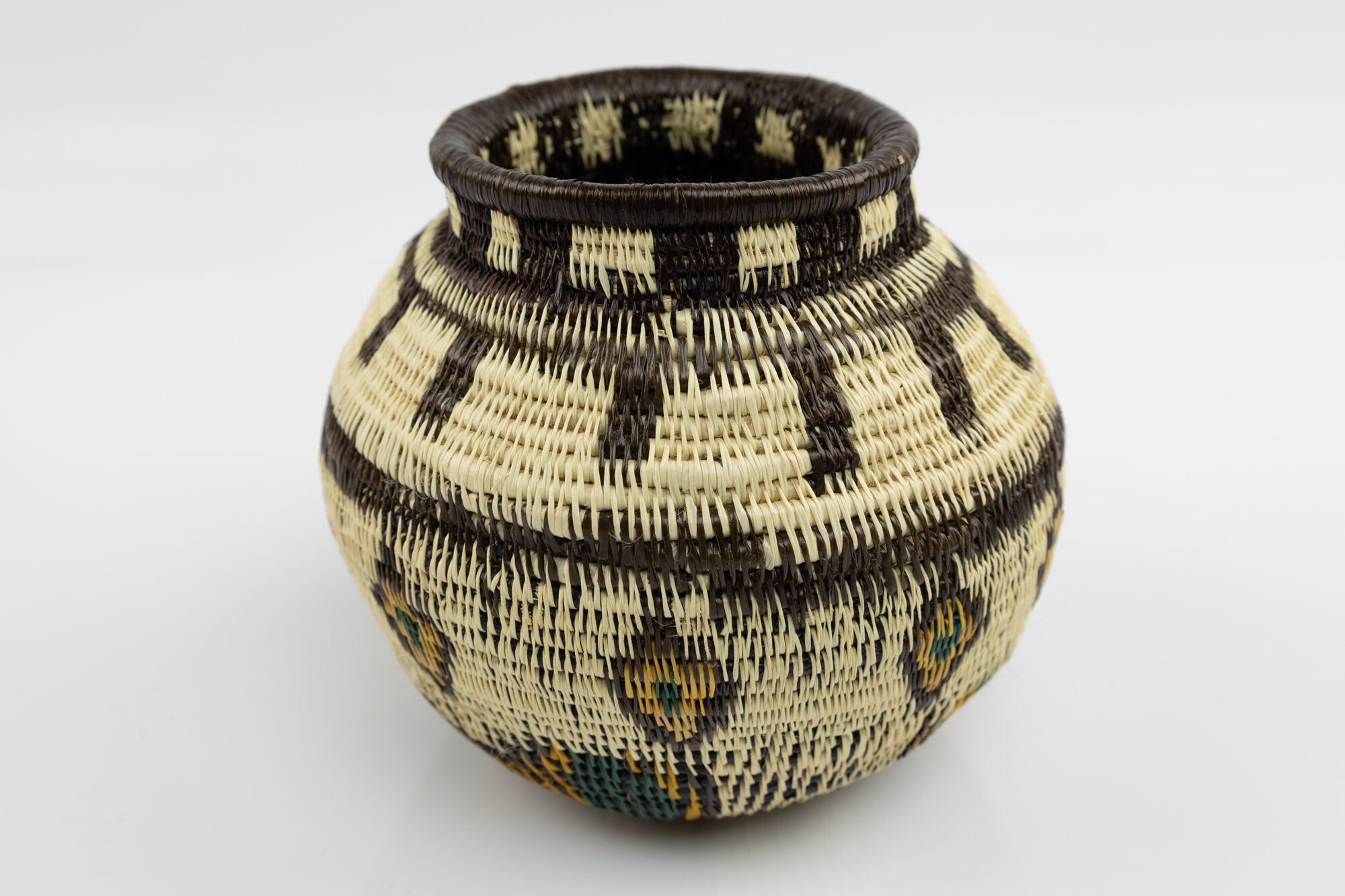 Hand Woven Traditional Basket Made By Wounaan And Emberá Panama Indians. Bowl Basket, Woven Basket, Basket Decor, Woven Storage