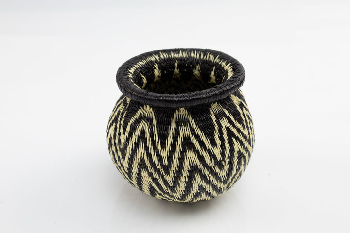 Hand Woven Black and White Basket Made By Wounaan And Emberá Panama Indians. Bowl Basket, Woven Basket, Basket Decor, Woven Storage