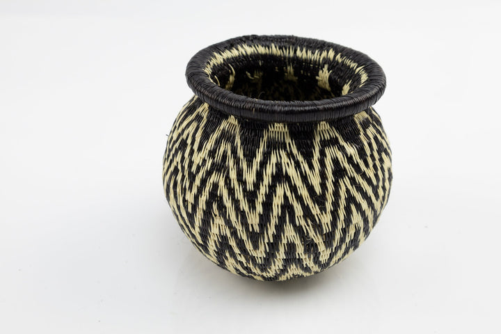 Hand Woven Black and White Basket Made By Wounaan And Emberá Panama Indians. Bowl Basket, Woven Basket, Basket Decor, Woven Storage