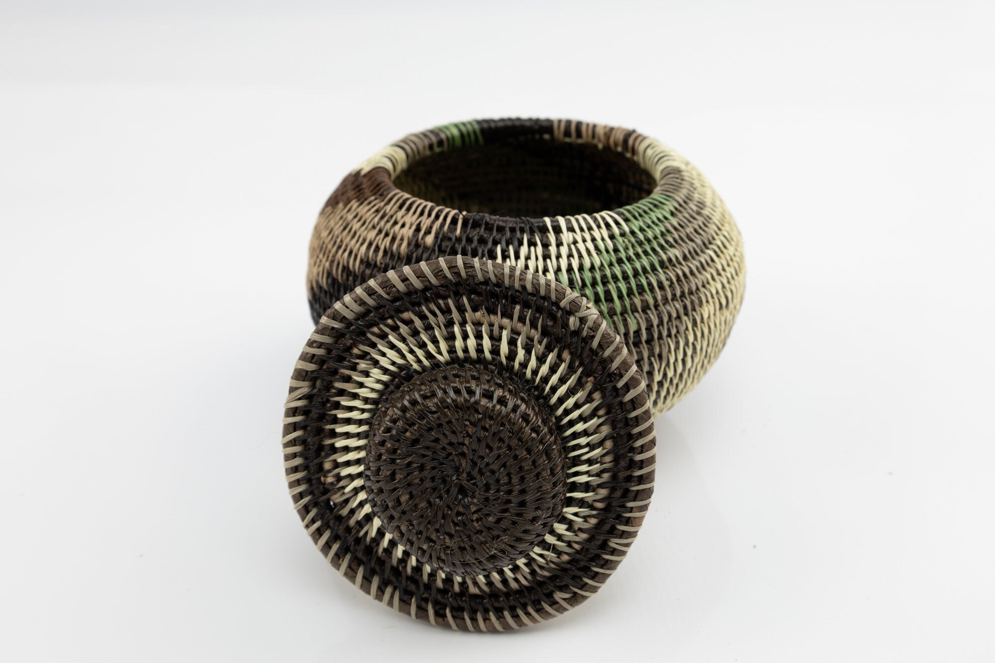 Hand Woven Swirl Design basket with Top Made By Wounaan And Emberá Panama Indians. Bowl Basket, Woven Basket, Basket Decor, Woven Storage