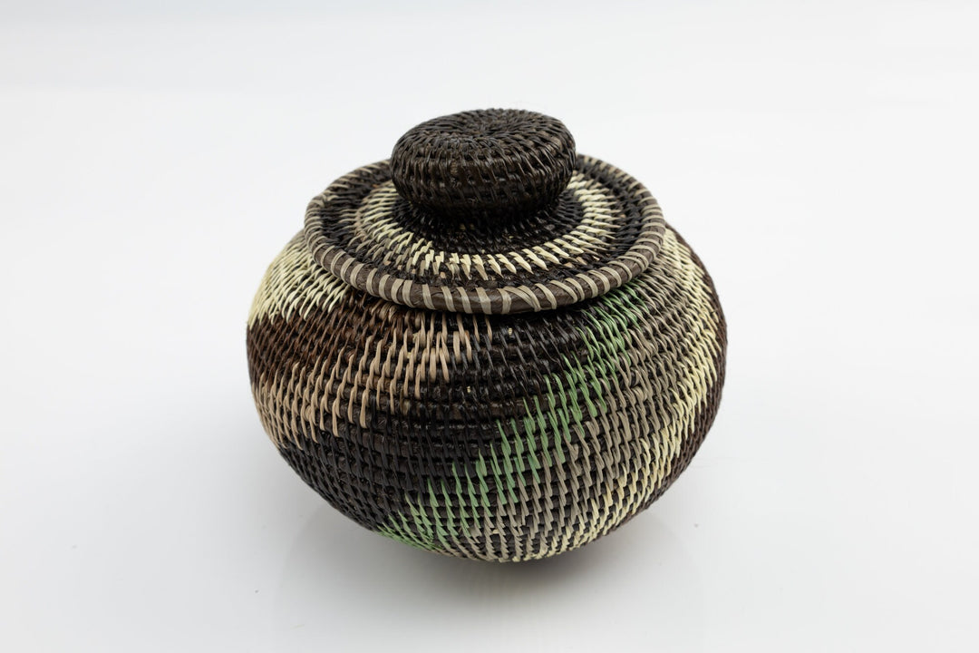 Hand Woven Swirl Design basket with Top Made By Wounaan And Emberá Panama Indians. Bowl Basket, Woven Basket, Basket Decor, Woven Storage