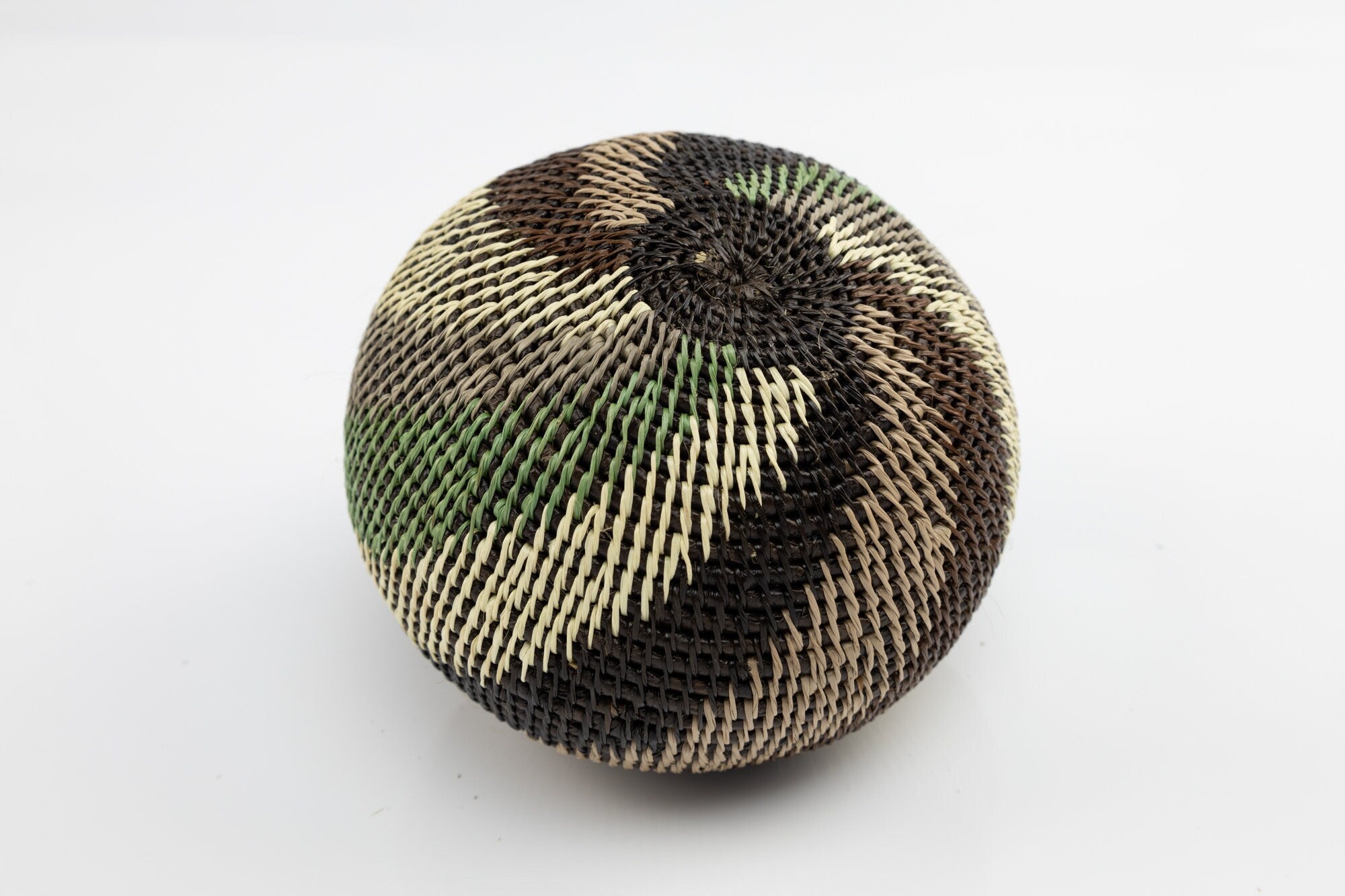 Hand Woven Swirl Design basket with Top Made By Wounaan And Emberá Panama Indians. Bowl Basket, Woven Basket, Basket Decor, Woven Storage