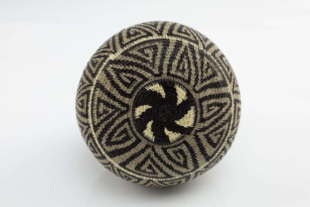 Hand Woven Black and Gray Basket Made By Wounaan And Emberá Panama Indians. Bowl Basket, Woven Basket, Basket Decor, Woven Storage