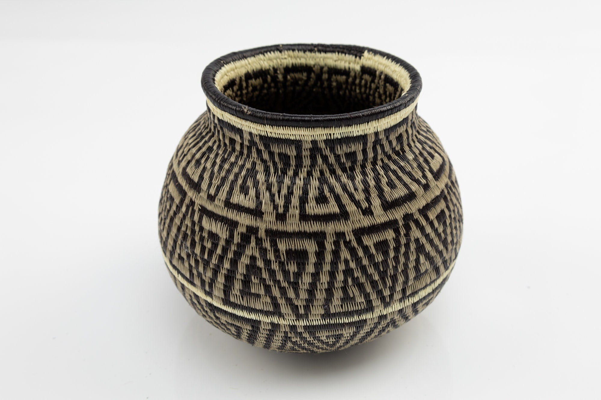 Hand Woven Black and Gray Basket Made By Wounaan And Emberá Panama Indians. Bowl Basket, Woven Basket, Basket Decor, Woven Storage
