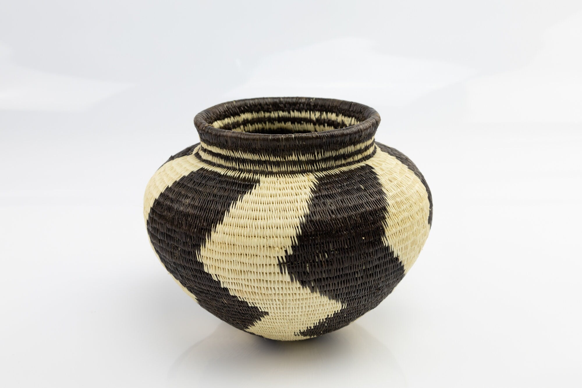 Hand Woven Black and White Basket Made By Wounaan And Emberá Panama Indians. Bowl Basket, Woven Basket, Basket Decor, Woven Storage