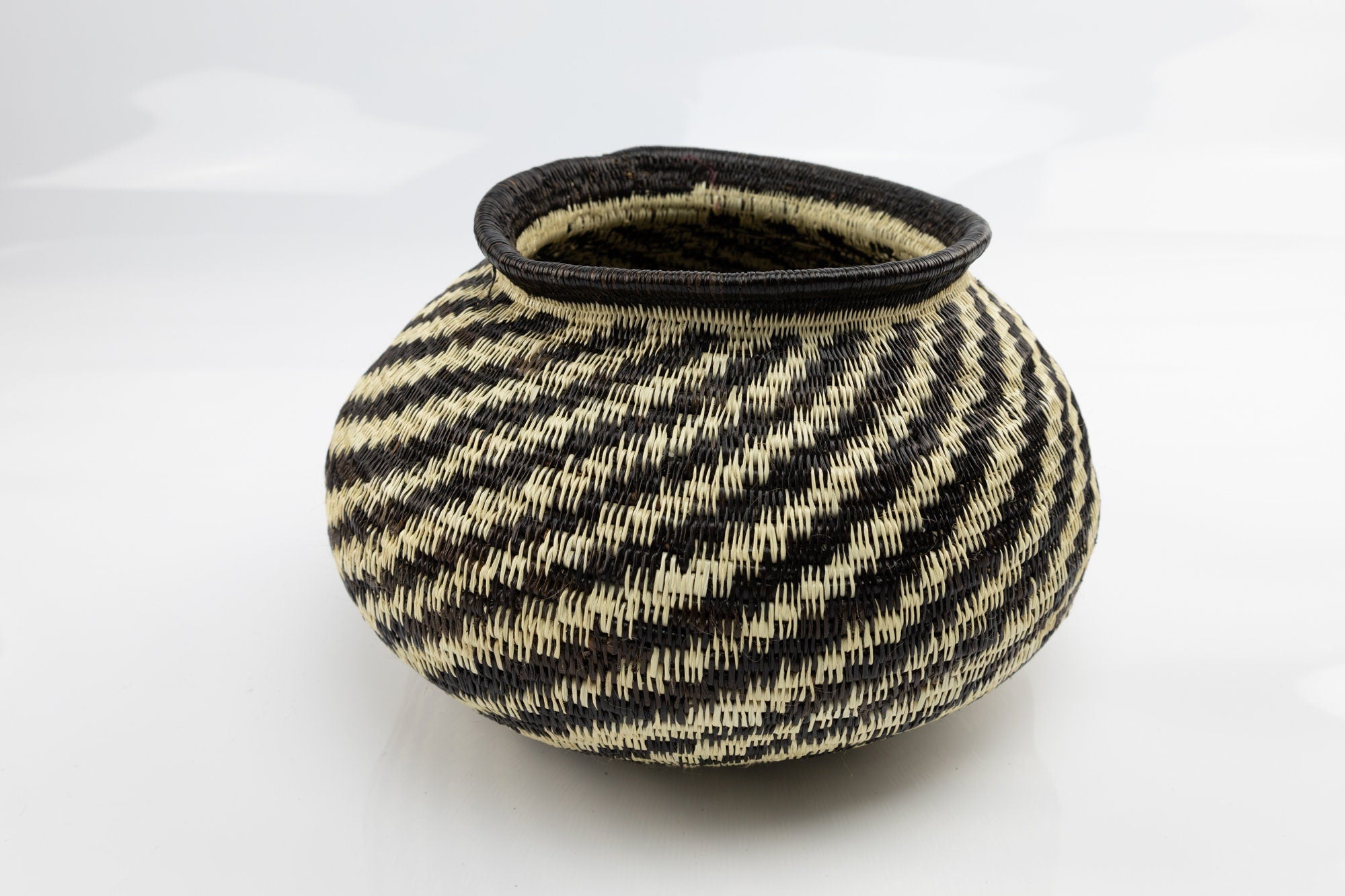 Hand Woven Large Basket Made By Wounaan And Emberá Panama Indians. Bowl Basket, Woven Basket, Basket Decor, Woven Storage